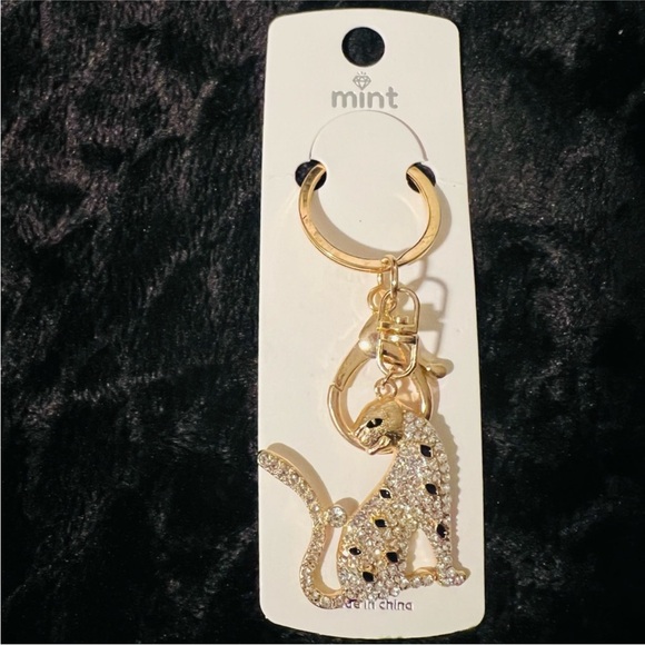 Silver Chain Shoulder Bag & Keychain! Necklace included! Beautiful bundle! - Picture 3 of 5